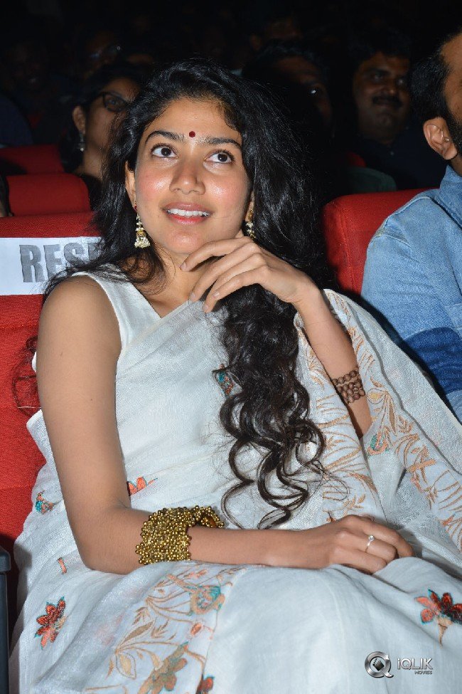 Sai-Pallavi-at-Padi-Padi-Leche-Manasu-Movie-Pre-Release-Event